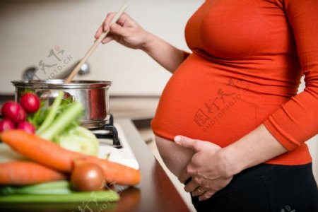 烹饪美食的孕妇妈妈图片