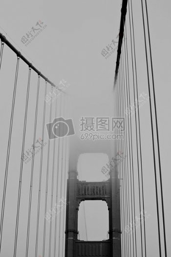 金门大桥的灰度图片
