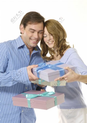 拿着礼品盒的情侣图片