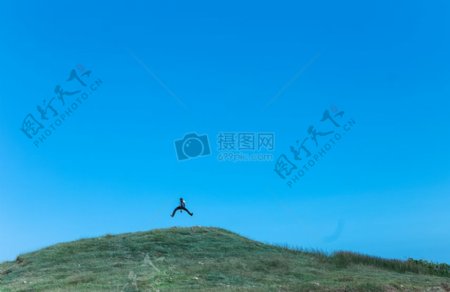 人跳跃山草草地绿色蓝色天空快乐跳跃领域幸福男成功清晰天空