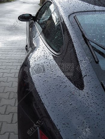 淋了雨的汽车