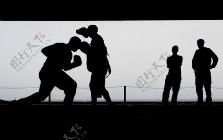 男子拳击训练演习