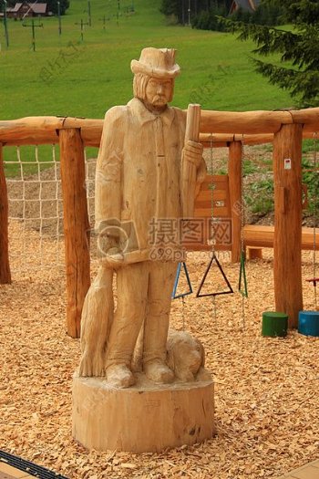 户外的木头雕像