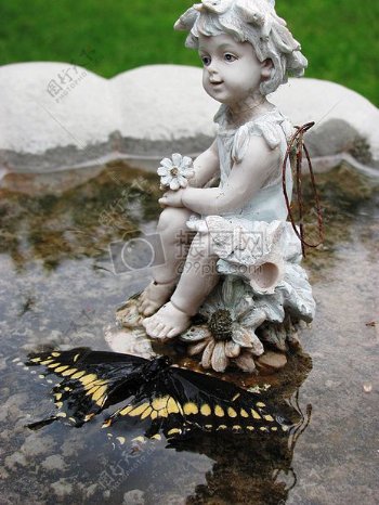 雕像下的蝴蝶