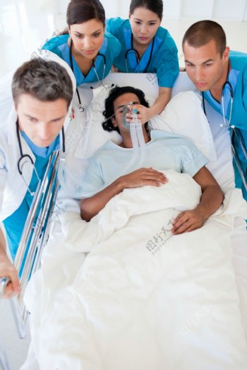 正在输氧气的病人图片