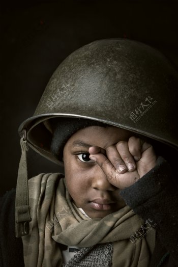 战争哭泣的男孩图片