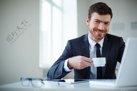 端着咖啡的职业人士图片