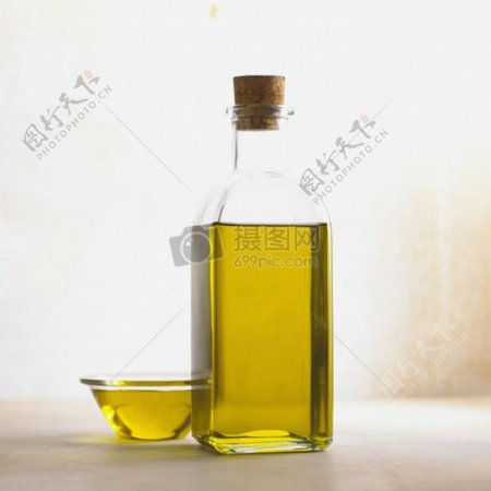 一瓶黄色的橄榄油