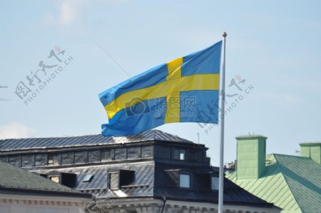 屋顶上飞舞的国旗