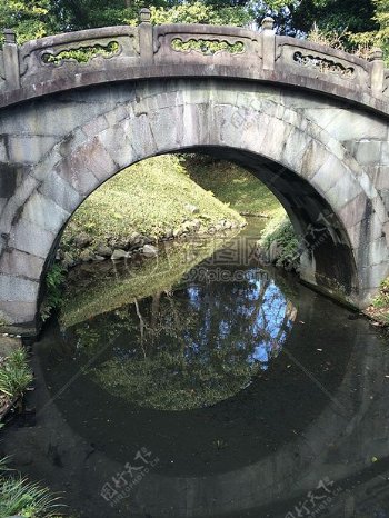 水面上的拱形桥