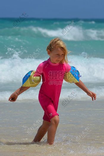 大海沙滩人女孩孩子粉色橡胶圈UV西装
