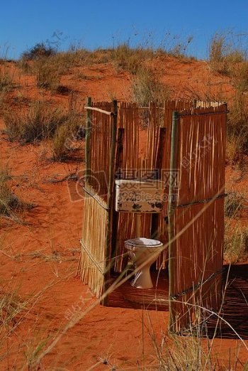 沙漠里的简易厕所