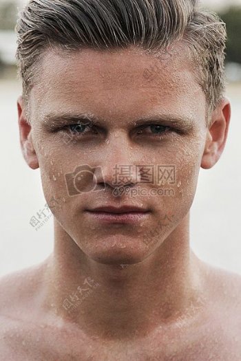 男人模型湿头脸看肖像男孩水滴游泳者