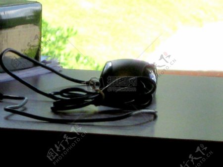 桌上的黑色鼠标