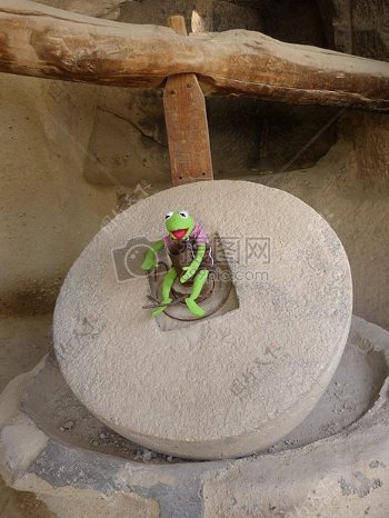 石磨盘上的小青蛙