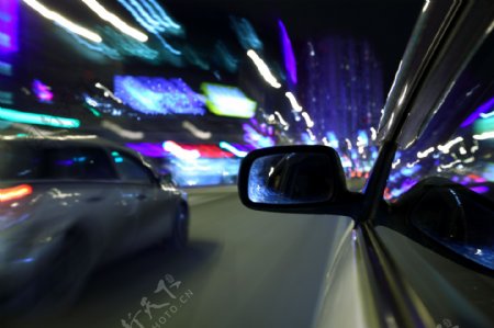 夜里行驶的轿车图片