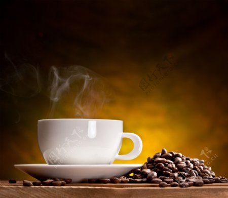 洁白咖啡杯和咖啡豆图片