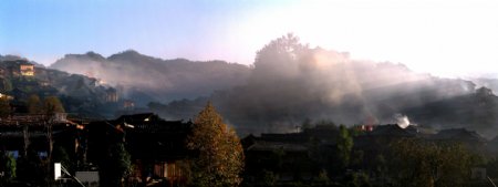 村庄大雾景观图片