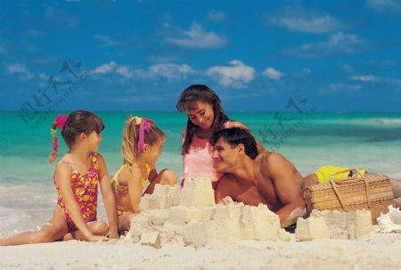 沙滩玩沙雕的幸福家庭图片