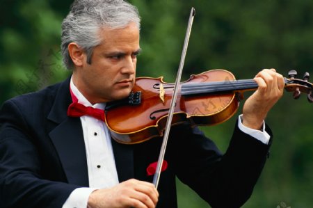 拉小提琴的男士图片