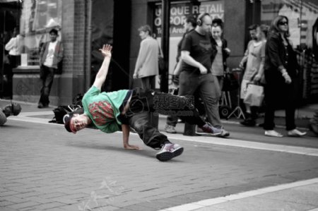 城市演出突破舞蹈休息舞者街头艺术家街头表演