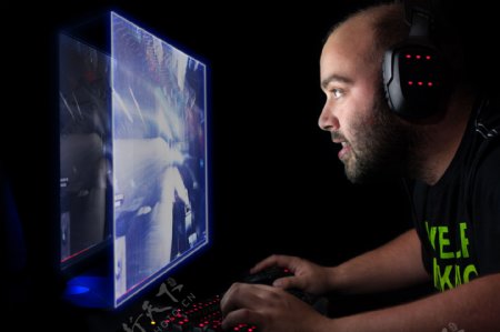 在电脑上玩游戏的外国男人图片