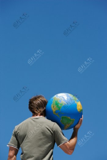 男人背影与地球图片