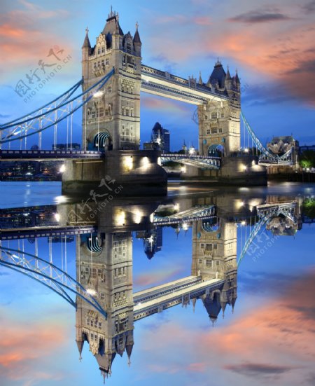 傍晚美丽的伦敦塔桥图片