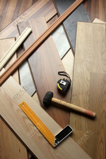 装修工具与木地板图片