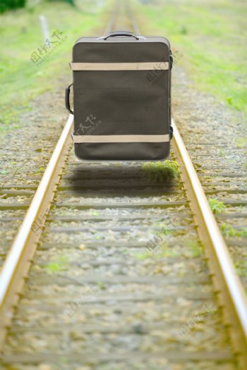 铁路上的行李箱图片
