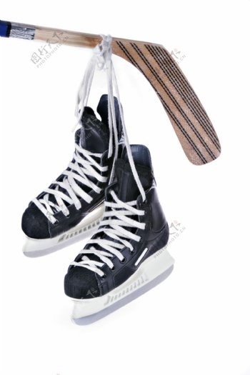球杆和黑色溜冰鞋