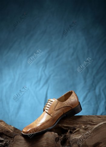 棕色男皮鞋