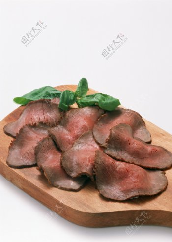菜板上的肉片图片