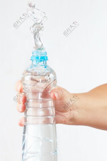 喷出矿泉水瓶的水花图片