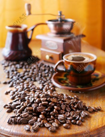 咖啡豆与咖啡研磨机摄影图片