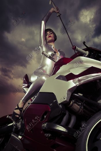 骑着摩托车的时尚女人图片