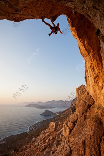 攀岩的男人图片