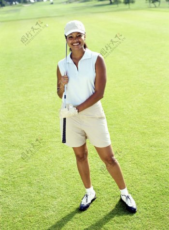 站在高尔夫球场上的女人图片