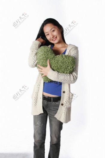 抱着爱心枕头的韩国美女图片