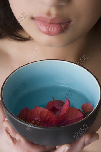一碗红枫叶水图片