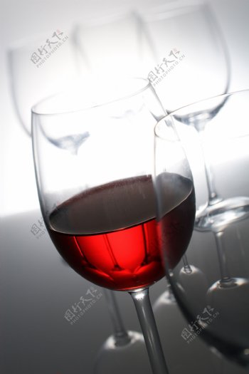 一杯晶莹剔透的葡萄酒图片