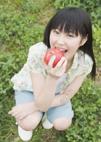 吃苹果的女生图片