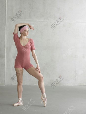 动感舞姿的健身美女图片