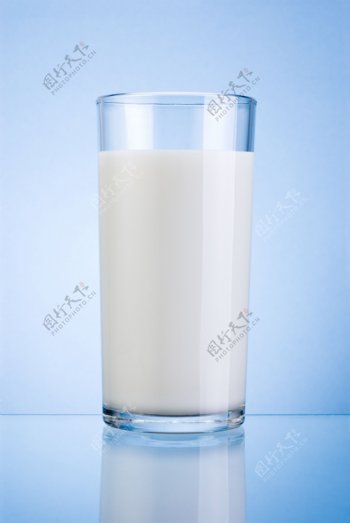 高清一杯纯牛奶图片