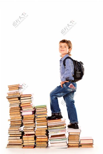 书本阶梯上行走的男孩图片