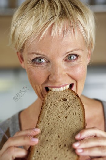 吃面包的外国美女图片