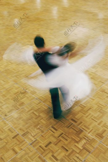 翩翩起舞的男女舞蹈演员图片