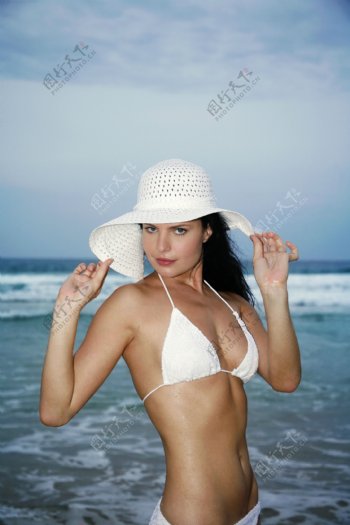 海滩边上的比基尼美女图片