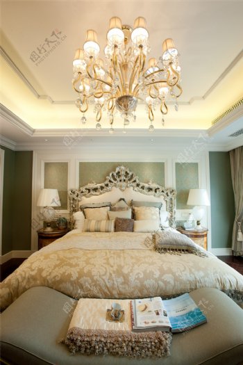 美式时尚卧室吊灯大床设计图