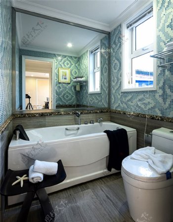 现代别墅大浴室卫生间装修效果图